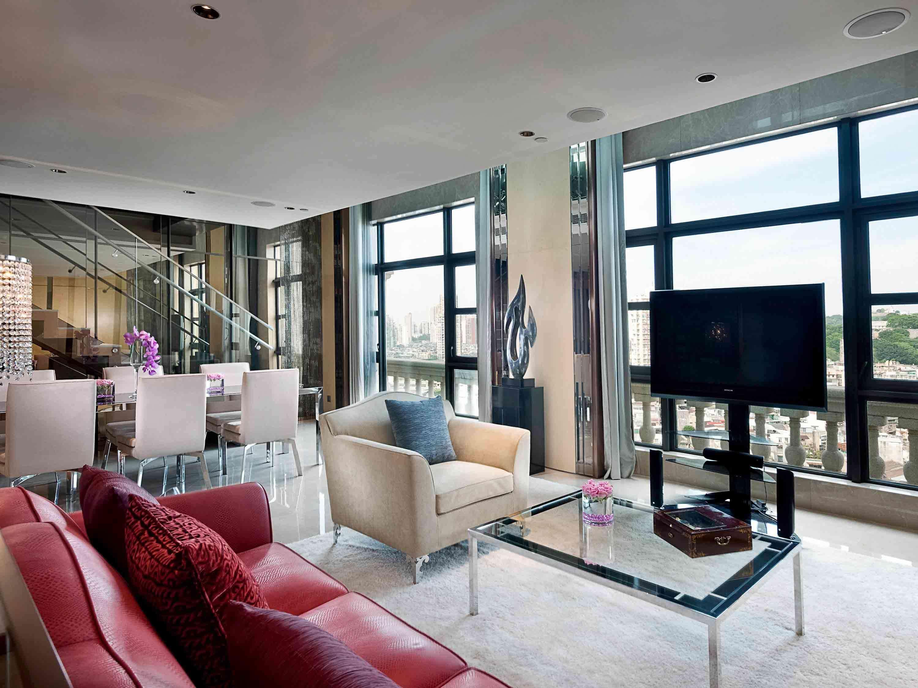 Sofitel Macau At Ponte 16 Hotel Eksteriør billede The living room of a three-bedroom suite