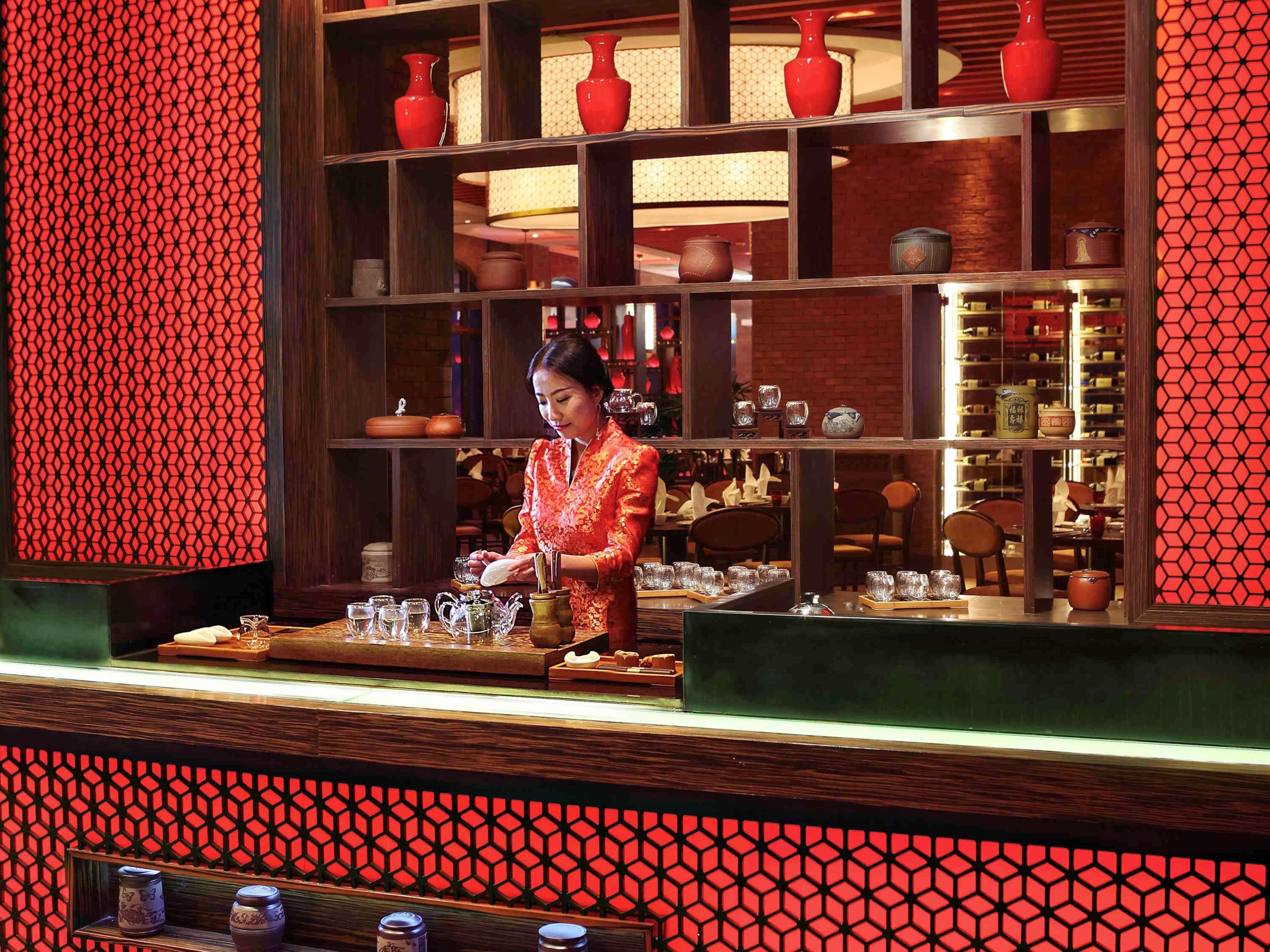 Sofitel Macau At Ponte 16 Hotel Eksteriør billede A bartender at work