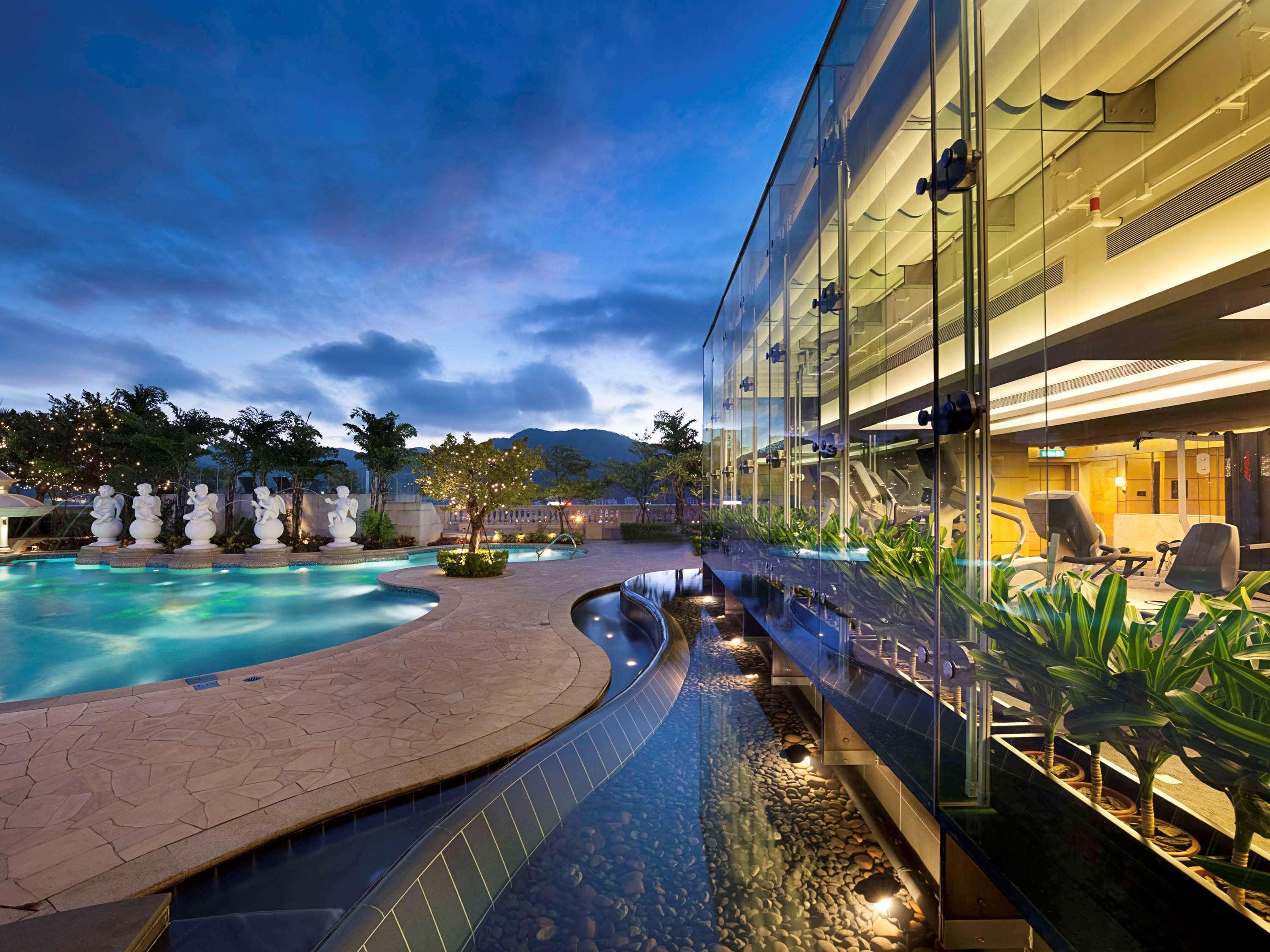 Sofitel Macau At Ponte 16 Hotel Eksteriør billede The swimming pool at the hotel