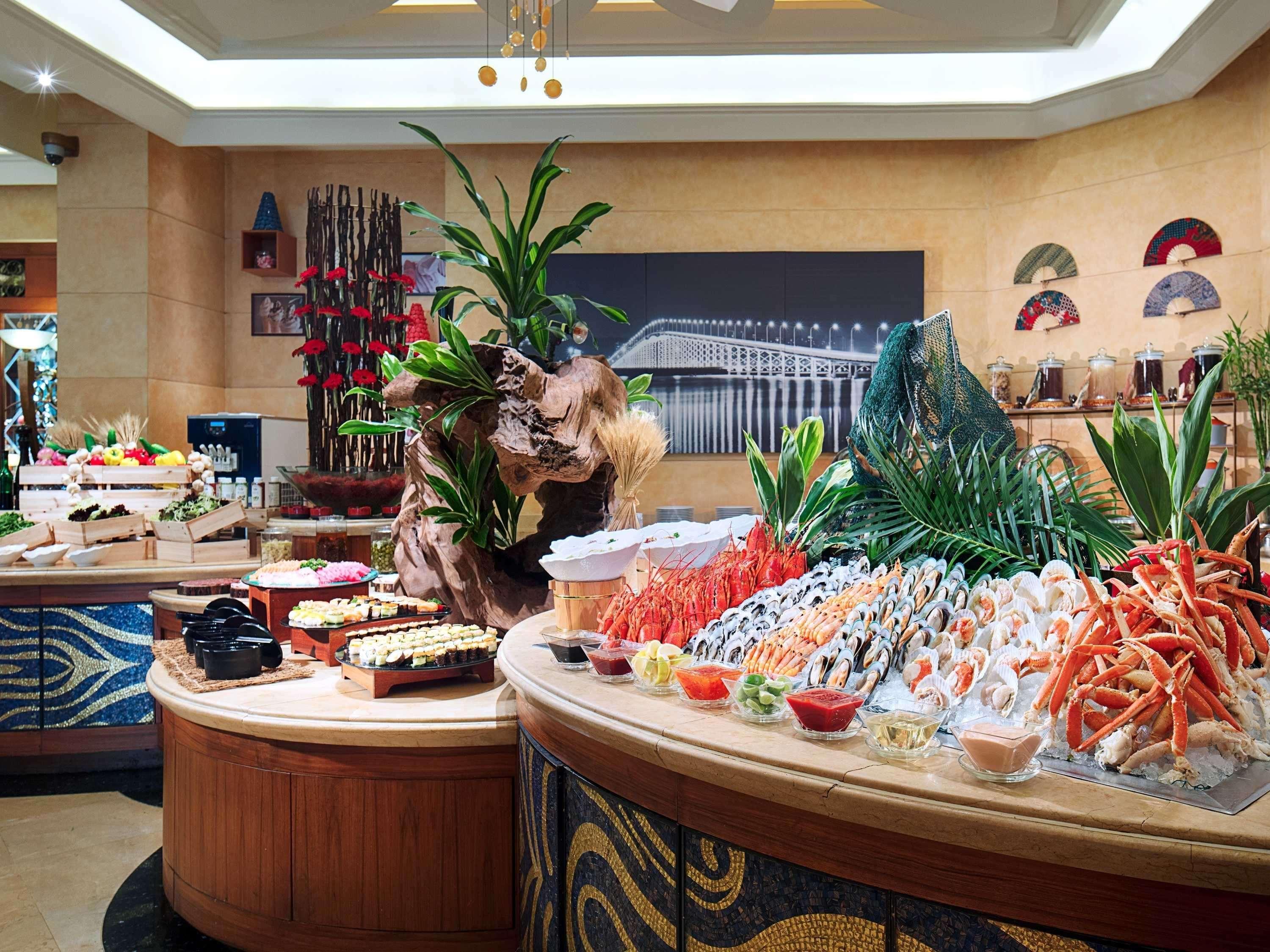 Sofitel Macau At Ponte 16 Hotel Eksteriør billede A buffet at a hotel