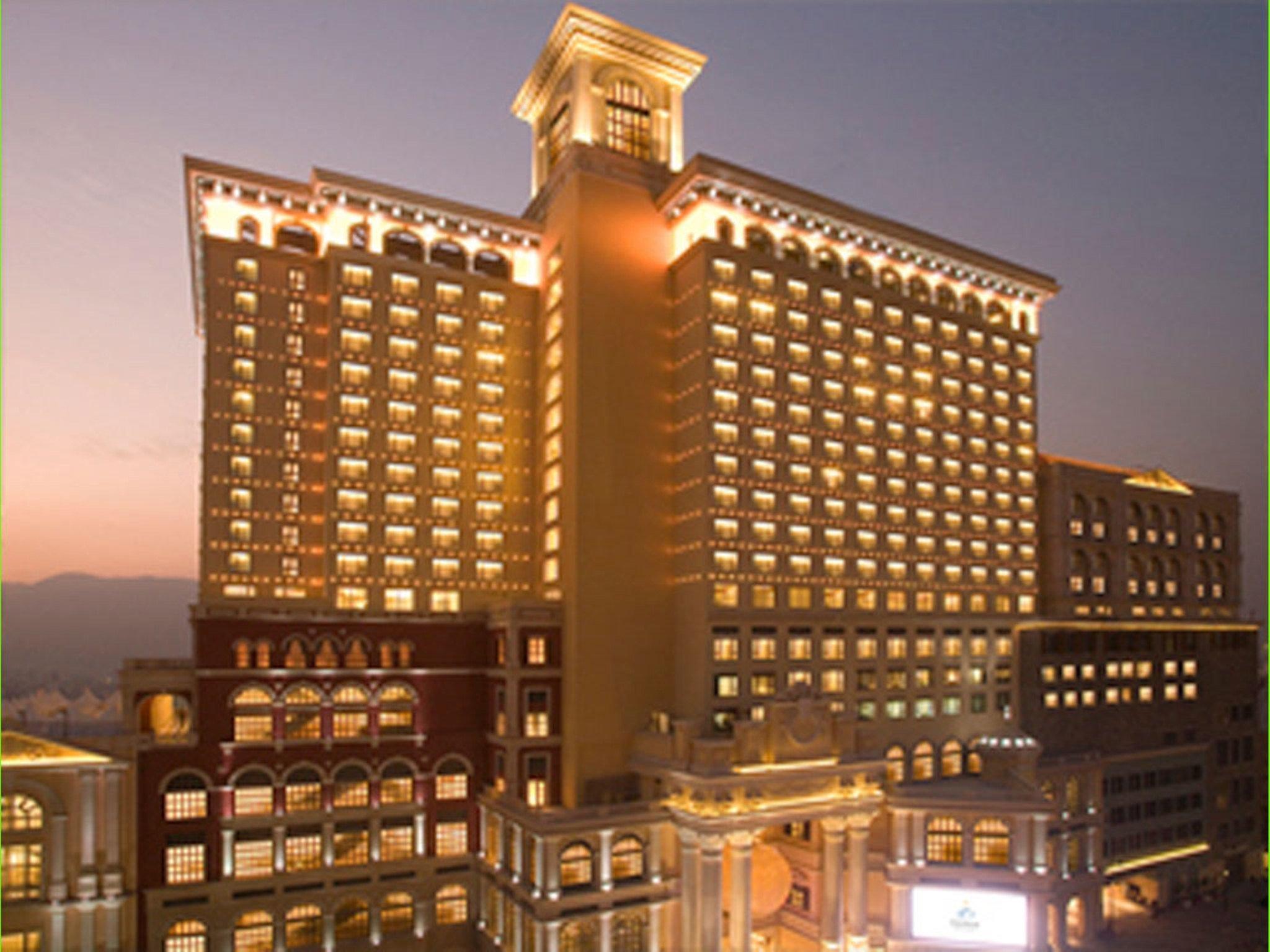 Sofitel Macau At Ponte 16 Hotel Eksteriør billede The hotel at night