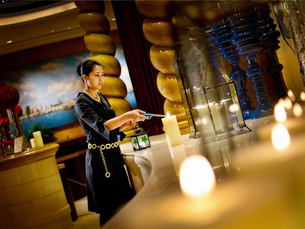Sofitel Macau At Ponte 16 Hotel Eksteriør billede A hotel concierge
