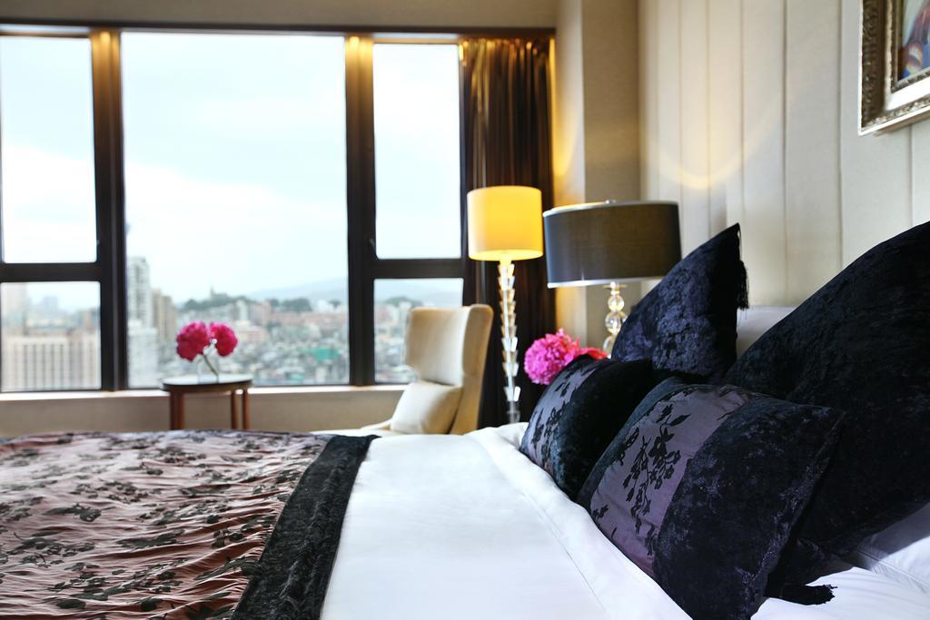 Sofitel Macau At Ponte 16 Hotel Eksteriør billede A bedroom at the hotel